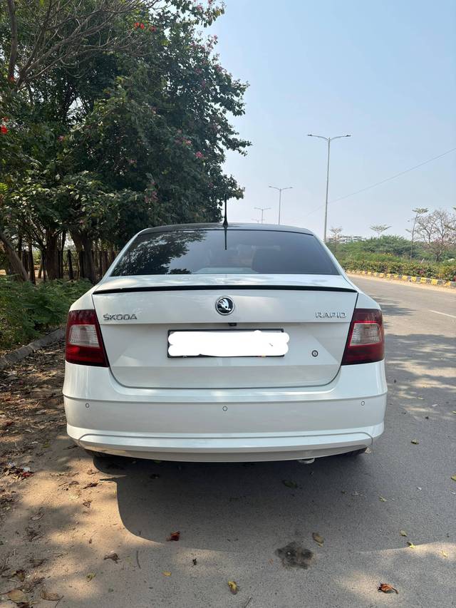 https://images10.gaadi.com/usedcar_image/4370365/original/processed_8c18a1b243c4c95da6bce087e76d4580.jpg?imwidth=6402