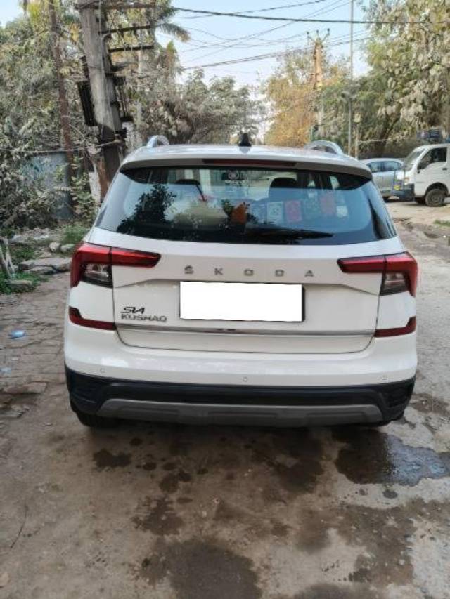 https://images10.gaadi.com/usedcar_image/4370777/original/processed_d31cadec-7545-478a-92e0-1f1f95a116f5.jpg?imwidth=6401