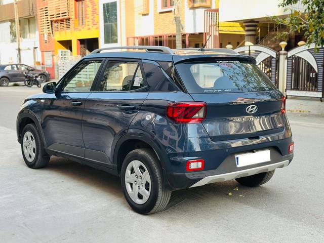 https://images10.gaadi.com/usedcar_image/4370925/original/processed_63a7db2260af566eb6f06172c82100d9.jpg?imwidth=6402