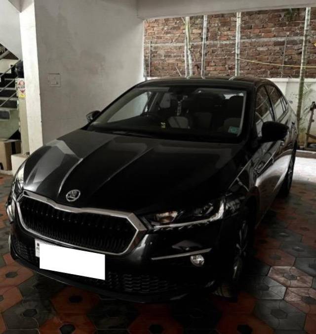 https://images10.gaadi.com/usedcar_image/4371131/original/processed_e49053bd-82a2-4da4-9e7e-759c8563bc11.JPG?imwidth=6401