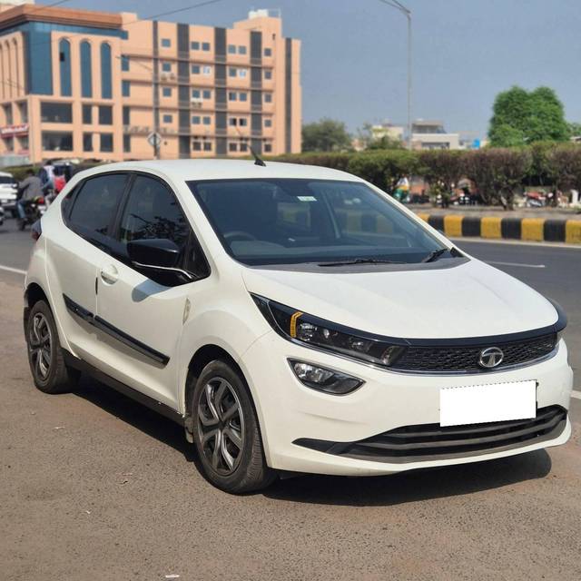 https://images10.gaadi.com/usedcar_image/4371168/original/processed_dbd9c094a6044447fda8af4576f42897.jpg?imwidth=6400