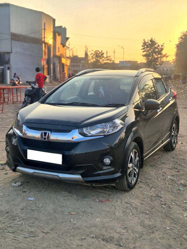 https://images10.gaadi.com/usedcar_image/4372078/original/processed_d98a7e8535df0acce9efb8fd58d0674f.jpg?imwidth=6401