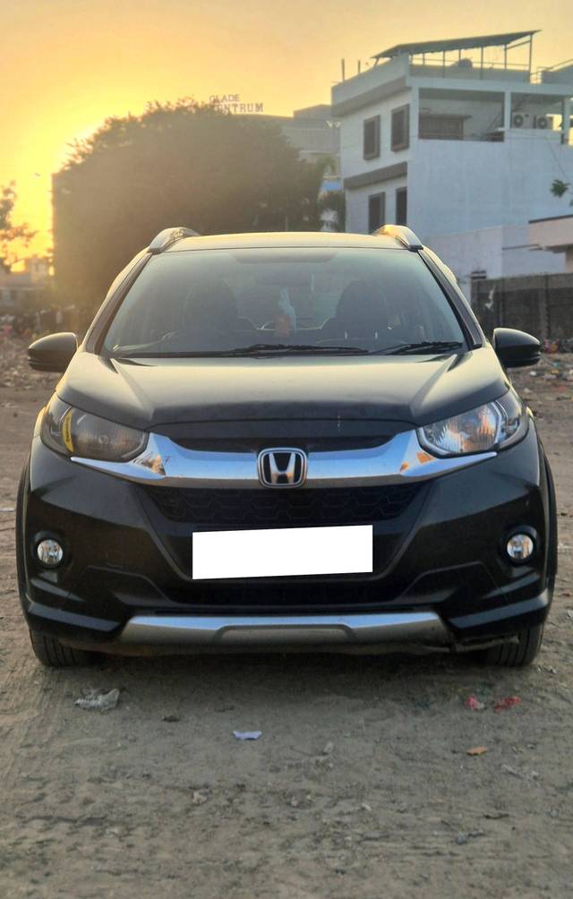 https://images10.gaadi.com/usedcar_image/4372078/original/processed_f2f90fb6f1f6248baab64c2ce2461825.jpg?imwidth=6402