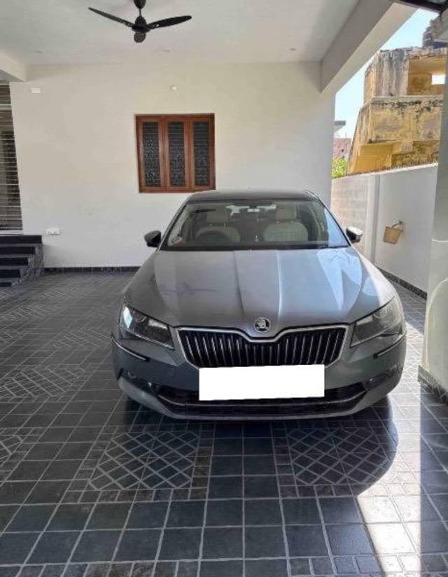 https://images10.gaadi.com/usedcar_image/4372177/original/processed_86470ba0-1a72-44db-acd3-1d3ddfd2e61c.jpeg?imwidth=6400