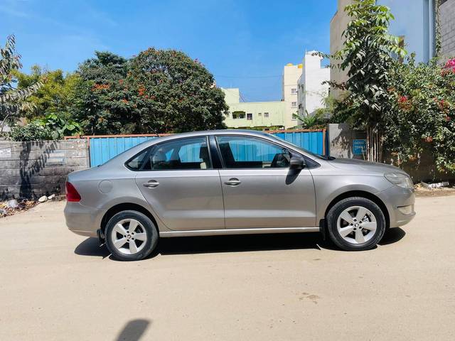 https://images10.gaadi.com/usedcar_image/4372509/original/processed_5c62d050e552984790df35b45cb17cf0.jpg?imwidth=6401