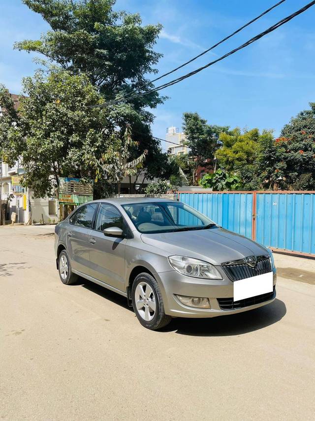 https://images10.gaadi.com/usedcar_image/4372509/original/processed_ad0349aa805accb26fb9f57d2d28a0dd.jpg?imwidth=6400