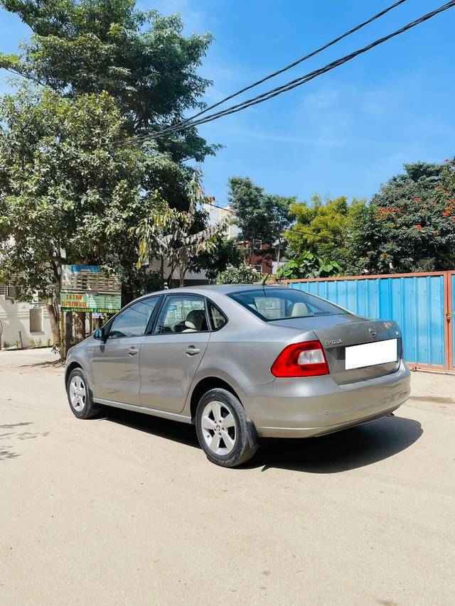 https://images10.gaadi.com/usedcar_image/4372509/original/processed_daaeea2a33b9adb2913323cc89321b92.jpg?imwidth=6402