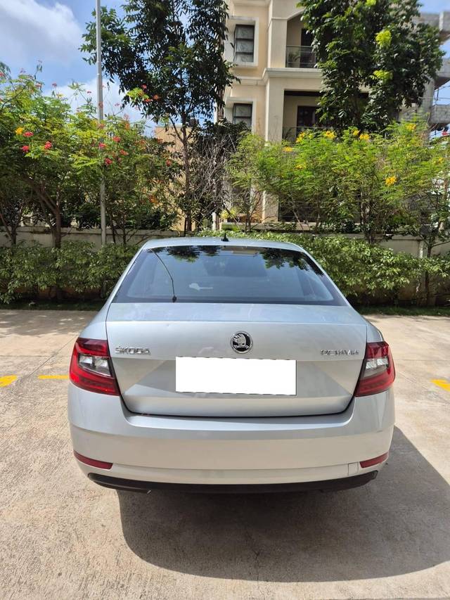 https://images10.gaadi.com/usedcar_image/4372582/original/processed_8446a296da3ba57e9315489151122fb5.jpg?imwidth=6402