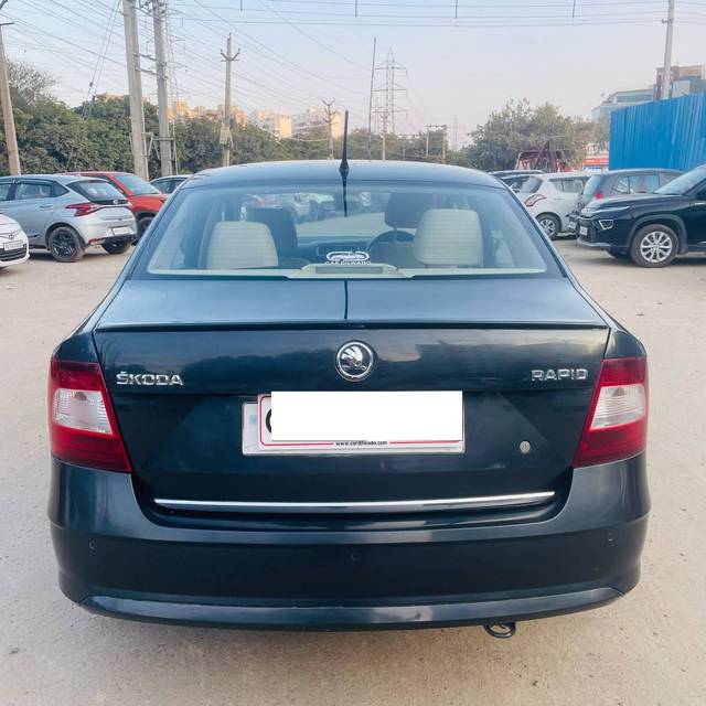 https://images10.gaadi.com/usedcar_image/4372822/original/processed_d57f42ac1920077439859db8b5f6f9ec.jpg?imwidth=6401