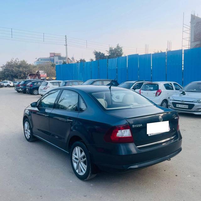 https://images10.gaadi.com/usedcar_image/4372822/original/processed_ea48c38a1cdd7c8c729440f5df4267bd.jpg?imwidth=6402