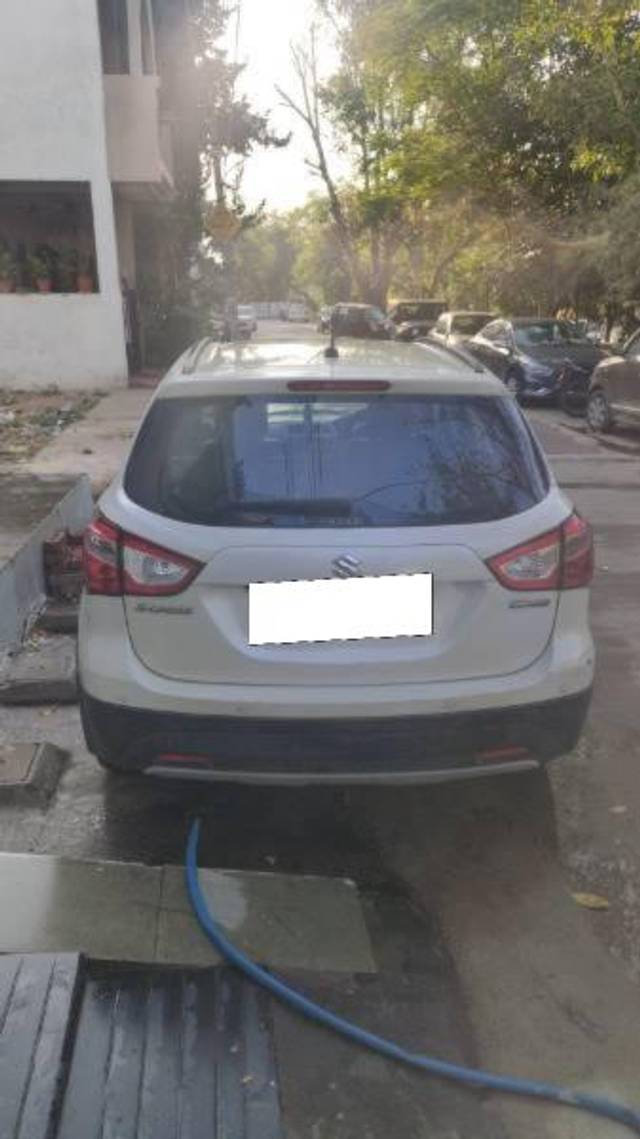 https://images10.gaadi.com/usedcar_image/4373171/original/processed_40586bd3-8288-4da2-98bd-6541d596686c.jpeg?imwidth=6402