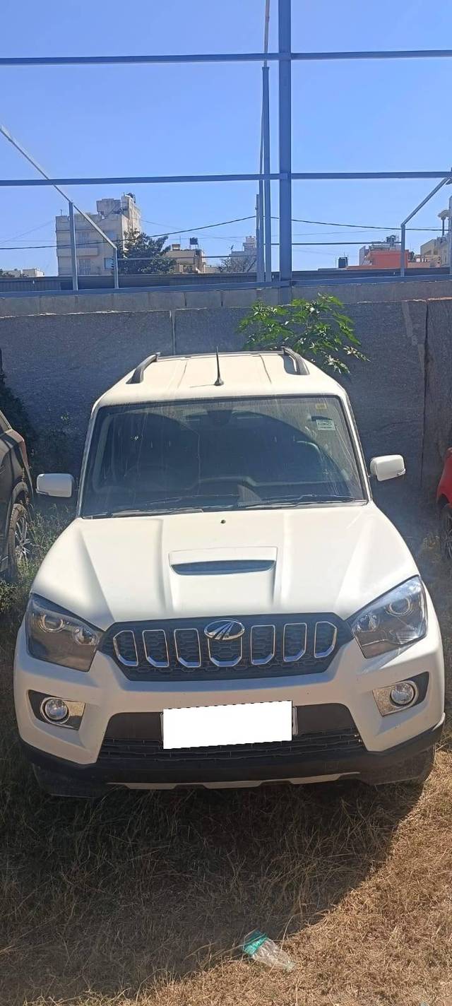 https://images10.gaadi.com/usedcar_image/4373172/original/processed_5fee49655a430fb92983ddfc380bf8de.jpg?imwidth=6400