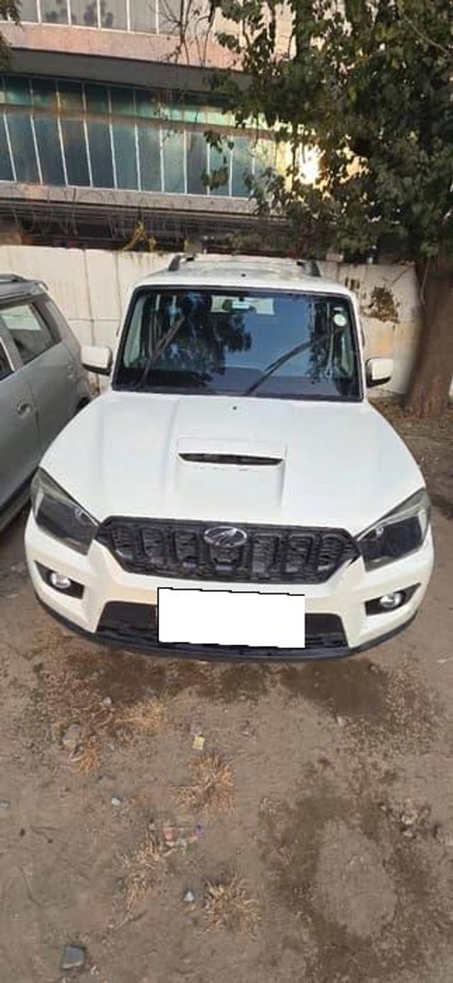 https://images10.gaadi.com/usedcar_image/4373381/original/processed_f9dcebbe9776bded04b43e004d60ffed.jpg?imwidth=6402