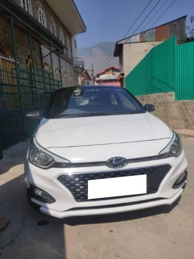 https://images10.gaadi.com/usedcar_image/4373505/original/processed_2d805ea9-7c22-4143-a78c-38096ecd4ba7.jpeg?imwidth=6402