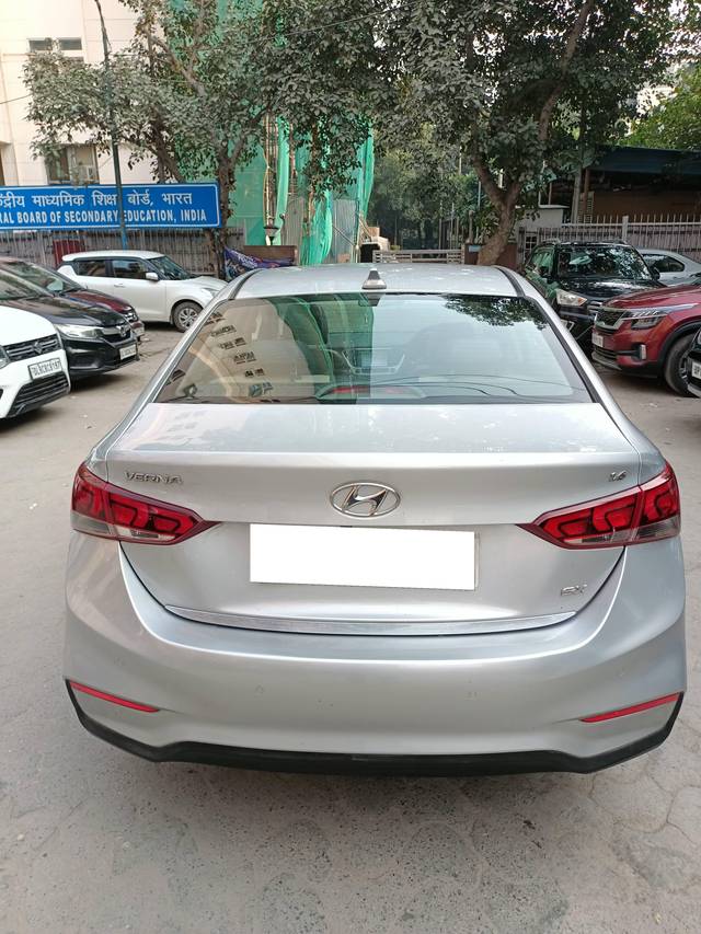 https://images10.gaadi.com/usedcar_image/4373550/original/processed_00be8c2495f21c9b63b6891bc13454d3.jpg?imwidth=6401