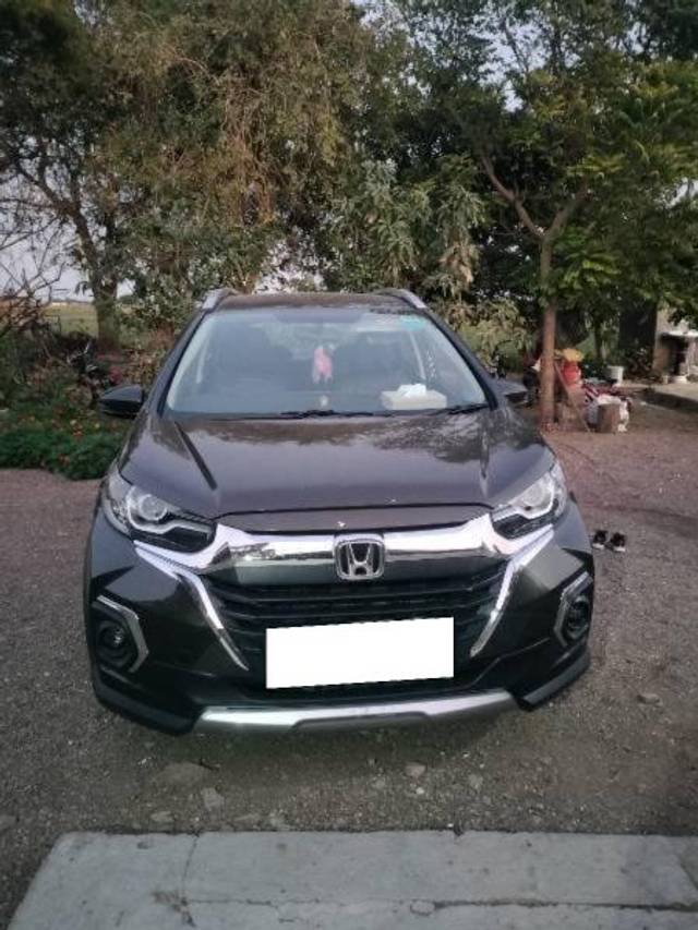 https://images10.gaadi.com/usedcar_image/4373576/original/processed_e1bf2e57-c03c-4a60-842b-cb5ce428420c.jpg?imwidth=6402