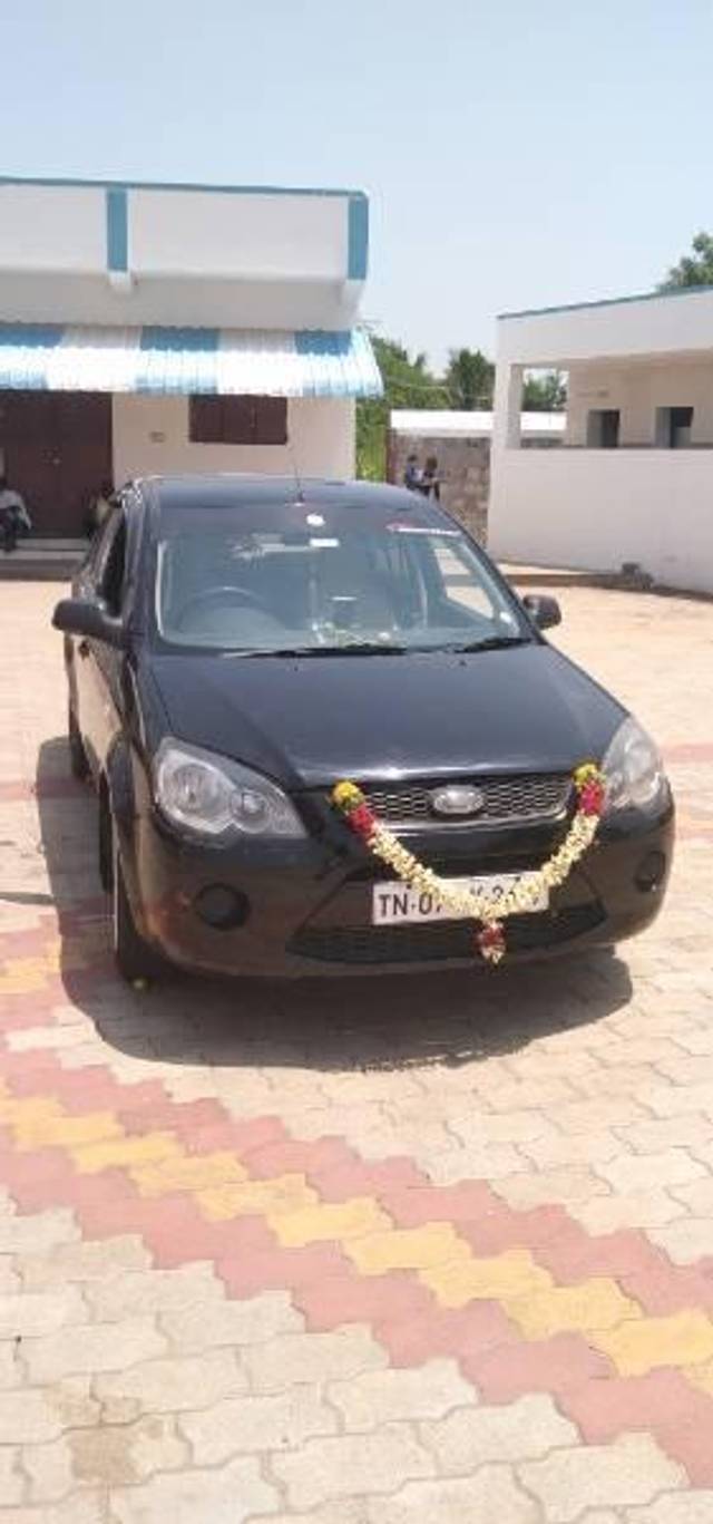 https://images10.gaadi.com/usedcar_image/4373767/original/processed_34f984f2-02cd-41f0-946d-5c451a26d935.jpg?imwidth=6400