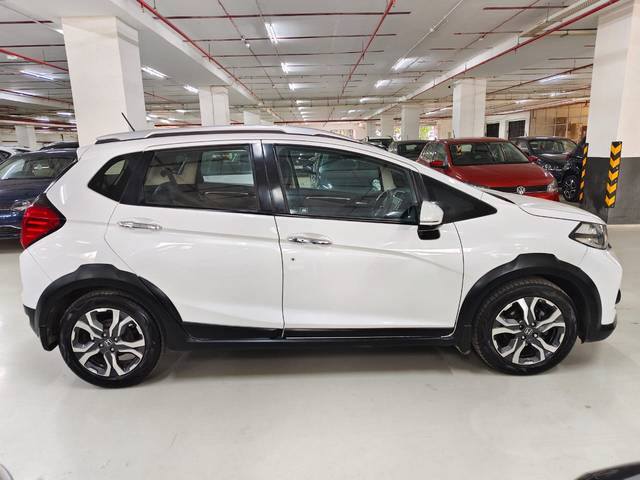 https://images10.gaadi.com/usedcar_image/4373777/original/d821dbb0312a5ae5707d5faa0418c589.jpg?imwidth=6401