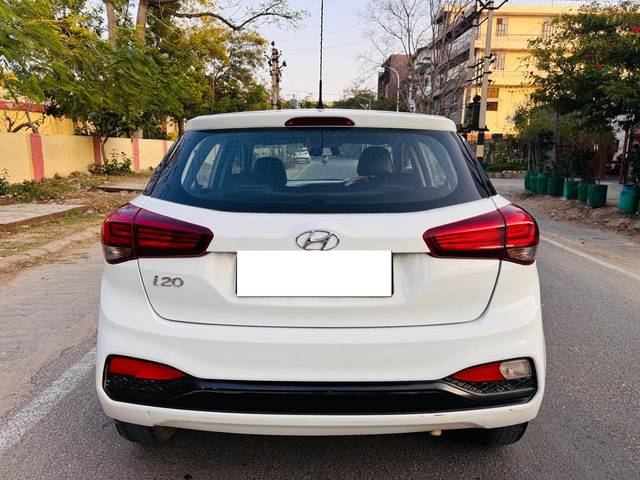 https://images10.gaadi.com/usedcar_image/4373857/original/processed_1b0c11bf09d98265fce99df69bcb067d.jpg?imwidth=6401