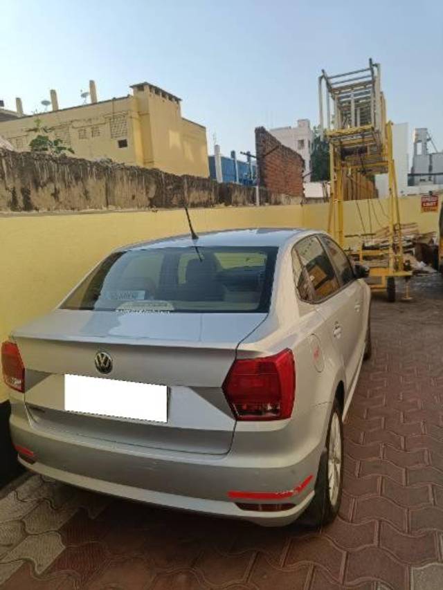 https://images10.gaadi.com/usedcar_image/4374121/original/processed_09d82c00-3c76-4c78-bff5-5d63cd18cacf.jpg?imwidth=6402