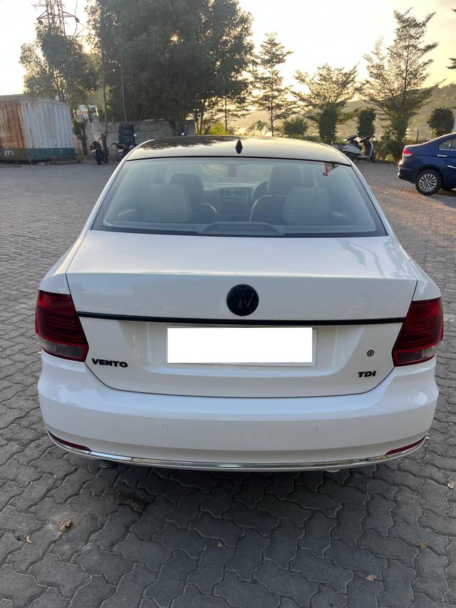 https://images10.gaadi.com/usedcar_image/4374365/original/processed_5d61dccd35f8eeda180e2626346f38cc.jpg?imwidth=6402