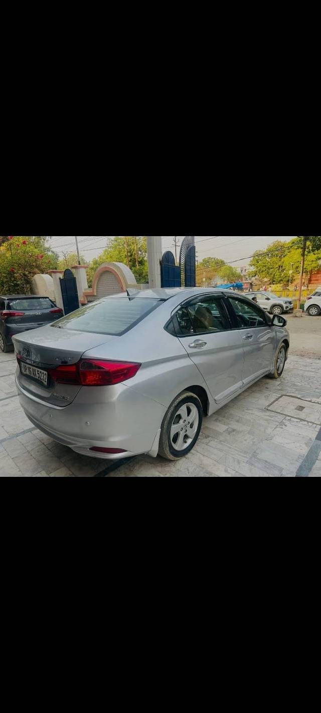 https://images10.gaadi.com/usedcar_image/4374442/original/processed_e429cd4c78395e264f0a95bef572631b.jpg?imwidth=6401