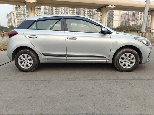 https://images10.gaadi.com/usedcar_image/4374521/original/de8ee201ee30e47a9ad233f18d52065a.jpg?imwidth=6401