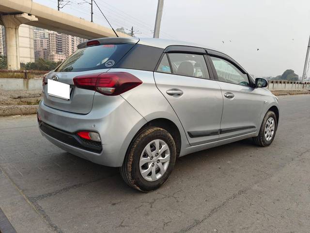 https://images10.gaadi.com/usedcar_image/4374521/original/processed_e9bbb8380611b3ffd51ad146a5840eea.jpg?imwidth=6402