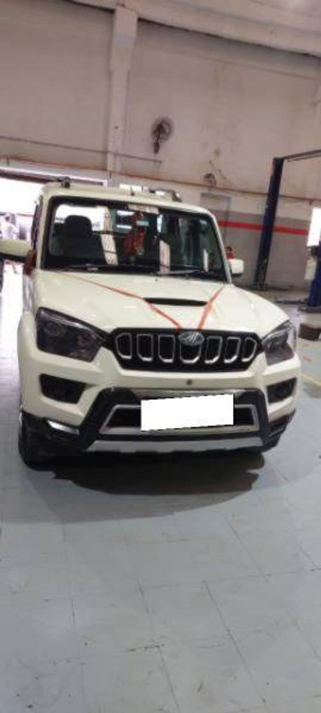 https://images10.gaadi.com/usedcar_image/4374617/original/ad8130881e7ee22fb69442b0a25eebec.jpeg?imwidth=6402