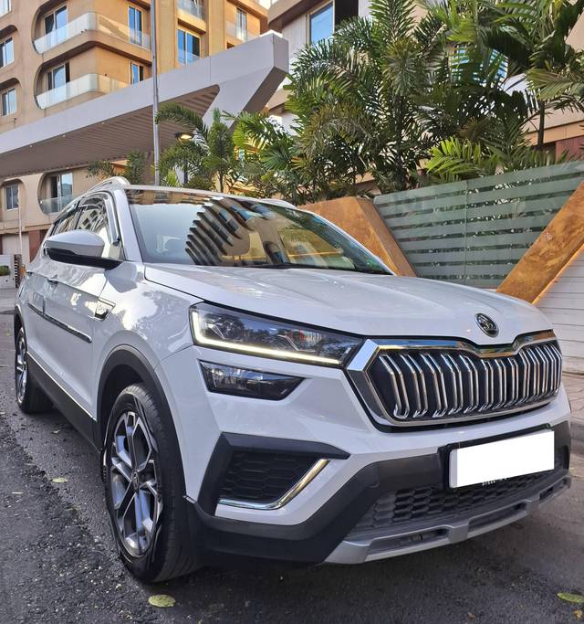 https://images10.gaadi.com/usedcar_image/4374657/original/processed_2490dae38b6b4c5d19593fc37488288e.jpg?imwidth=6400