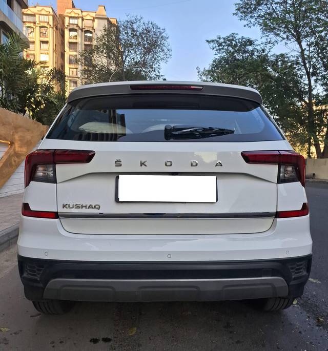 https://images10.gaadi.com/usedcar_image/4374657/original/processed_472900d52250bd970de98716488b0b54.jpg?imwidth=6402