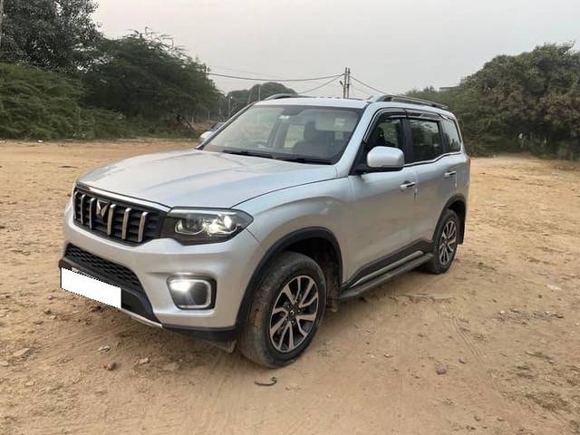 https://images10.gaadi.com/usedcar_image/4374726/original/processed_428a0ee33c0ac0e2e902a85b273a2f08.jpg?imwidth=6402