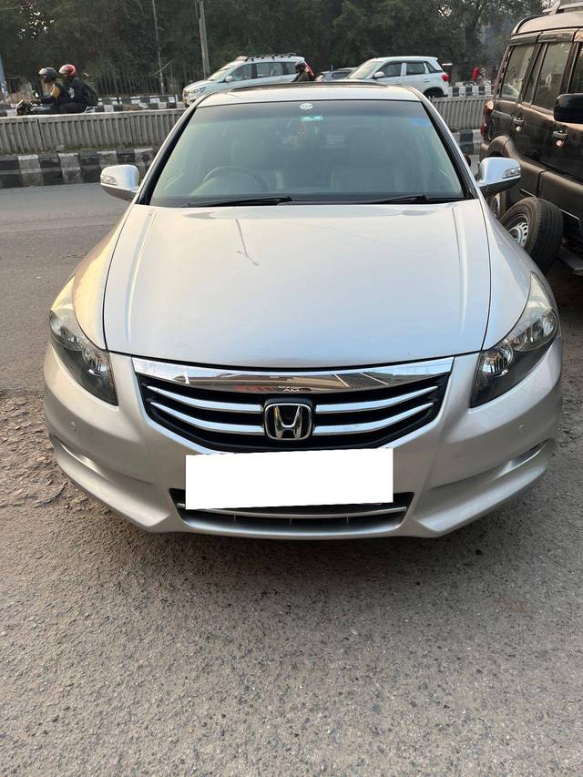 https://images10.gaadi.com/usedcar_image/4374735/original/83aa7213ca0db417812b6726f3bae7fd.jpg?imwidth=6401