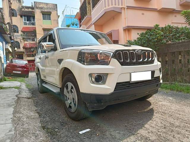 https://images10.gaadi.com/usedcar_image/4374740/original/processed_d6ec5bfe97bd39e1e9cc199d5390e366.jpg?imwidth=6400