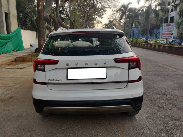 https://images10.gaadi.com/usedcar_image/4374860/original/processed_e121ecfbe39ba5d66a27a257c53b3084.jpg?imwidth=6402