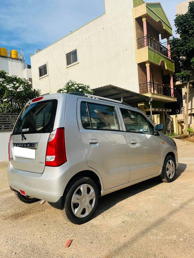 https://images10.gaadi.com/usedcar_image/4375255/original/processed_f5da61f9c1aff38aff62457374ccae84.jpg?imwidth=6402