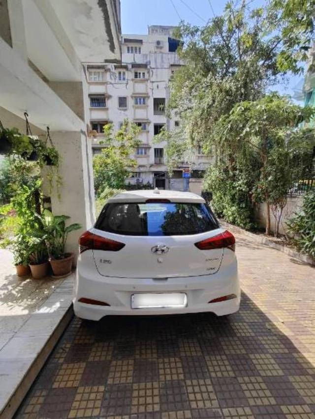 https://images10.gaadi.com/usedcar_image/4375419/original/514f2ed7ee5aee00d79863cb2f88334d.jpg?imwidth=6402