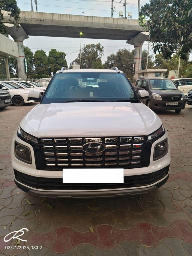 https://images10.gaadi.com/usedcar_image/4375428/original/processed_ae987bf9dbde07e0c0ec2295b2c7e099.jpg?imwidth=6400