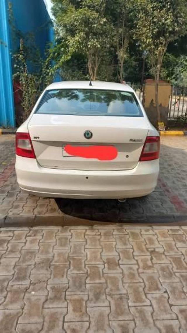 https://images10.gaadi.com/usedcar_image/4375778/original/processed_8721a162-e63e-4e2e-9a9e-957d56127963.jpg?imwidth=6401