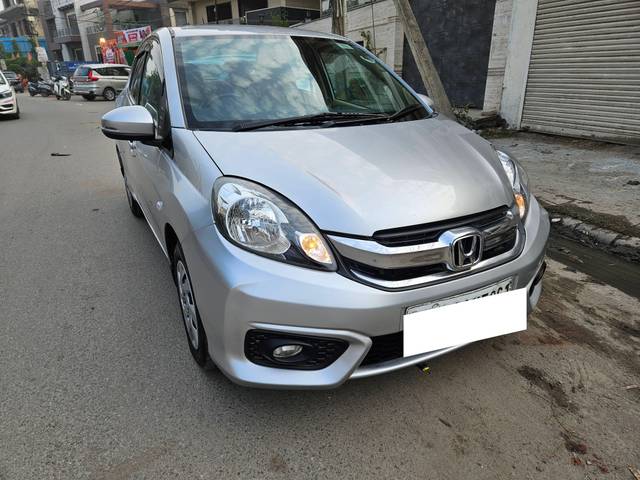 https://images10.gaadi.com/usedcar_image/4376173/original/processed_277a7d257d59b7b83f7137b747e0c174.jpg?imwidth=6400