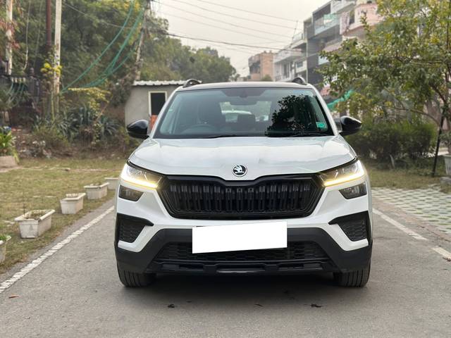 https://images10.gaadi.com/usedcar_image/4376214/original/processed_3a14231b-a009-451c-beaf-a55b9d943c08.jpg?imwidth=6402