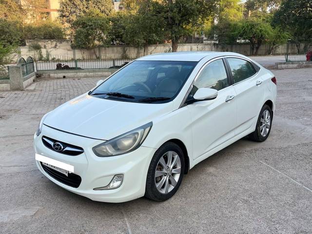 https://images10.gaadi.com/usedcar_image/4376336/original/processed_1cd8a4cc10778622265eed451e9bddc0.jpg?imwidth=6401