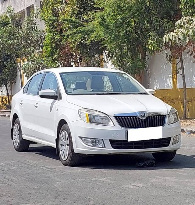 https://images10.gaadi.com/usedcar_image/4376859/original/processed_7708f2590bcc067ca272ec86c660cfe5.jpg?imwidth=6400