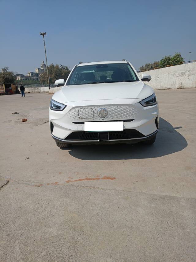 https://images10.gaadi.com/usedcar_image/4376943/original/processed_83a38ad7370901f375f5c04e55a8d2dc.jpg?imwidth=6400