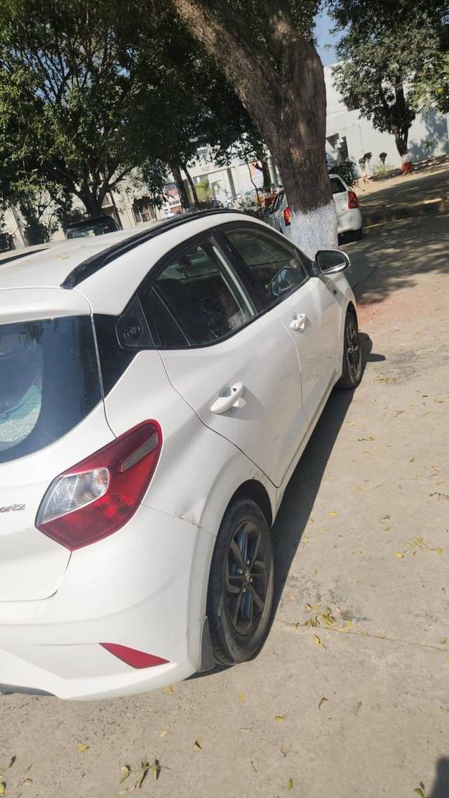 https://images10.gaadi.com/usedcar_image/4376976/original/05ba7074435cd1e98207ef8e57254782.jpg?imwidth=6402