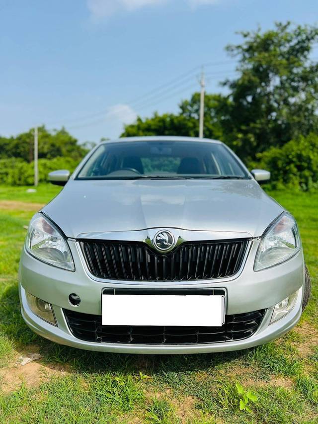 https://images10.gaadi.com/usedcar_image/4377153/original/processed_754894a94dd7d2d3ecee541c97d53a1b.jpeg?imwidth=6400