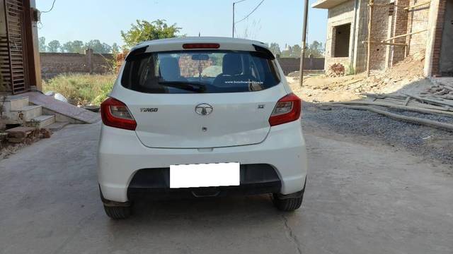 https://images10.gaadi.com/usedcar_image/4377207/original/processed_de70dbf8-0be9-452f-ac83-601047be7a67.jpg?imwidth=6402