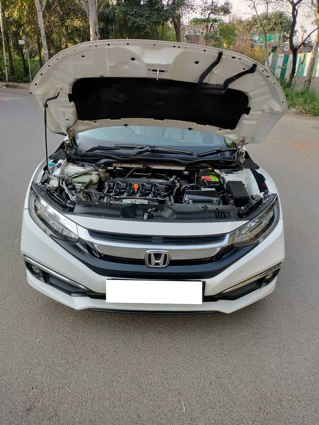 https://images10.gaadi.com/usedcar_image/4377378/original/processed_42f32ef75c619a8e102e4d70fd647781.jpg?imwidth=6402