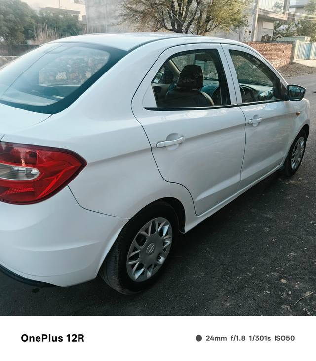 https://images10.gaadi.com/usedcar_image/4377765/original/processed_c6bd5af7beecca98ba19ed5e684700c5.jpg?imwidth=6402