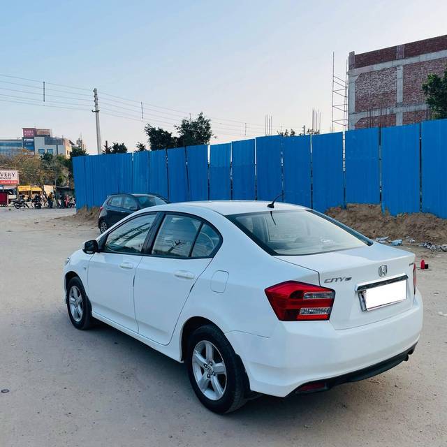 https://images10.gaadi.com/usedcar_image/4377840/original/processed_813d16f8ac002dd57cb5371d3ebbf730.jpg?imwidth=6402